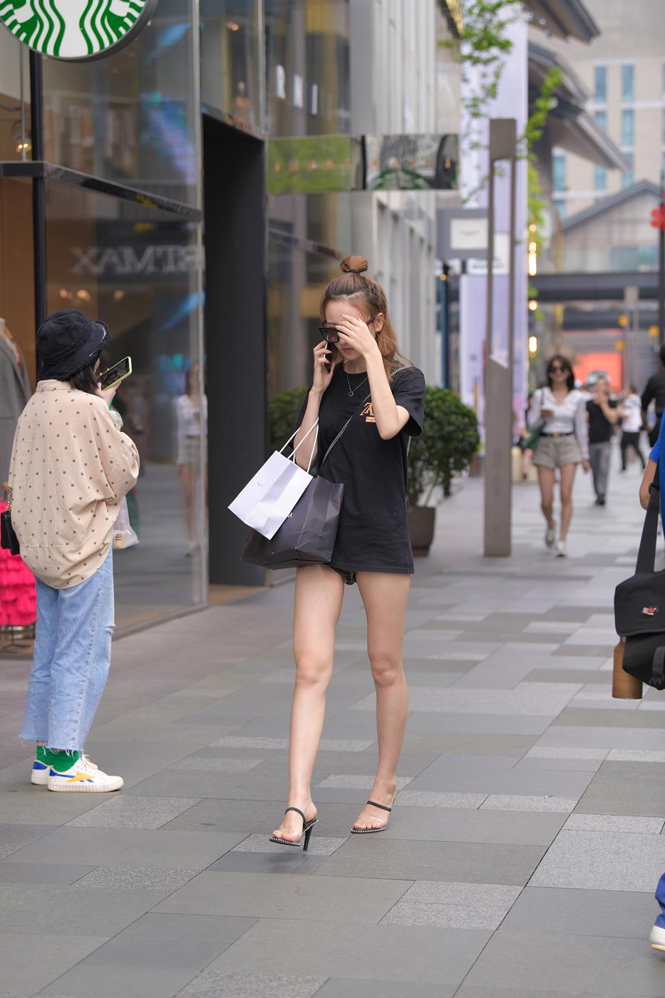 图片[4]-精选精选街拍作品 NO.1594 摄神街拍作品 – 热裤美腿小解解[47P]-草丛看图