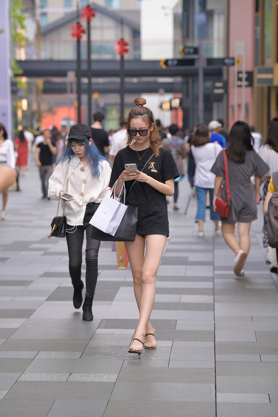 图片[1]-精选精选街拍作品 NO.1594 摄神街拍作品 – 热裤美腿小解解[47P]-草丛看图