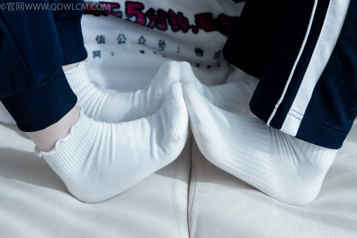 图片[5]-精选勿恋传媒 NO.2322 闪闪青柠-帆布鞋、白棉袜、青柠薄肉丝、闪闪薄白丝[120P]-草丛看图
