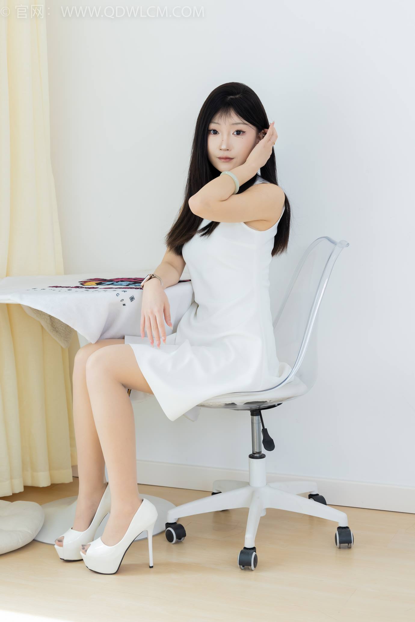 图片[4]-精选勿恋传媒 NO.2311 嘟嘟-高跟鞋、薄肉丝、气垫梳老头乐挠脚剧情[128P]-草丛看图