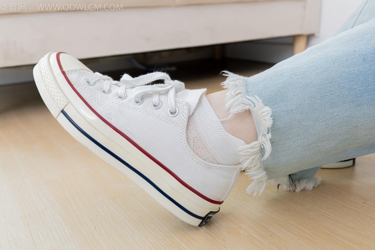 图片[3]-精选勿恋传媒 NO.2390 荔枝-帆布鞋、短白棉袜、裸足[86P]-草丛看图