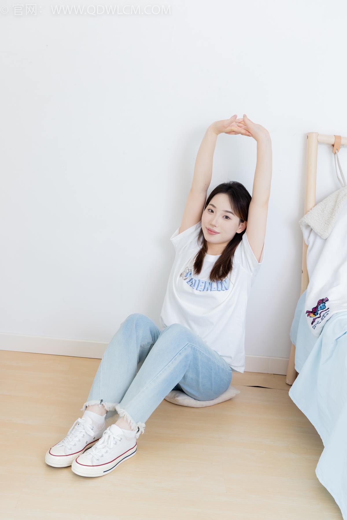 图片[6]-精选勿恋传媒 NO.2390 荔枝-帆布鞋、短白棉袜、裸足[86P]-草丛看图