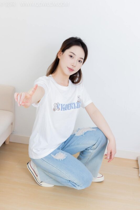 精选勿恋传媒 NO.2390 荔枝-帆布鞋、短白棉袜、裸足[86P]-草丛看图