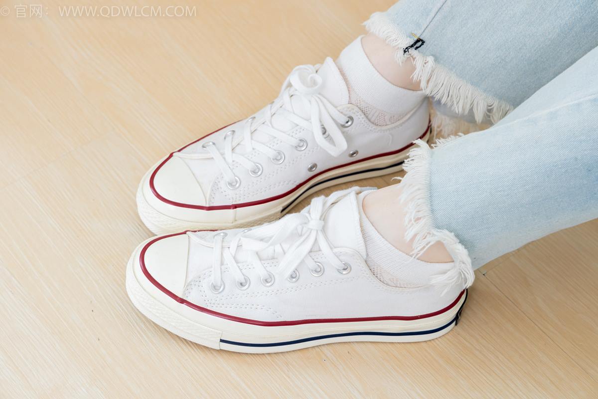 图片[7]-精选勿恋传媒 NO.2390 荔枝-帆布鞋、短白棉袜、裸足[86P]-草丛看图