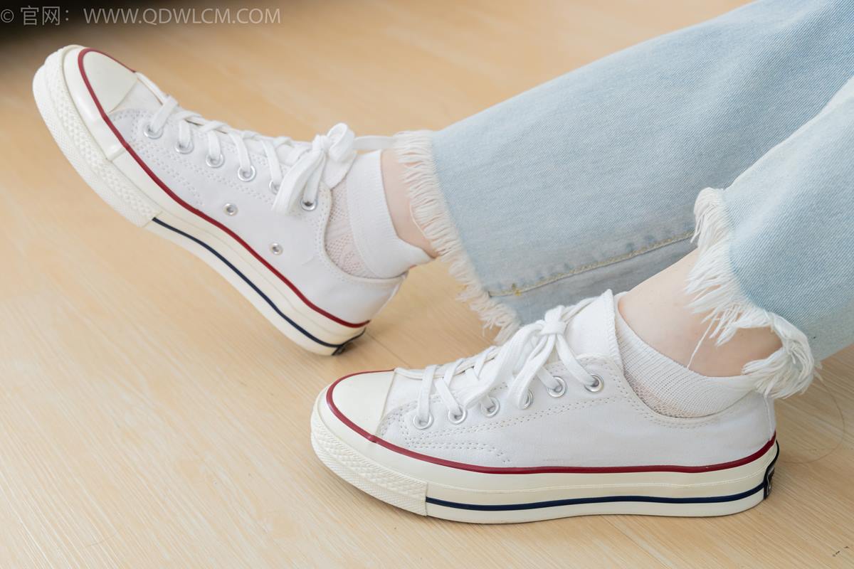 图片[8]-精选勿恋传媒 NO.2390 荔枝-帆布鞋、短白棉袜、裸足[86P]-草丛看图