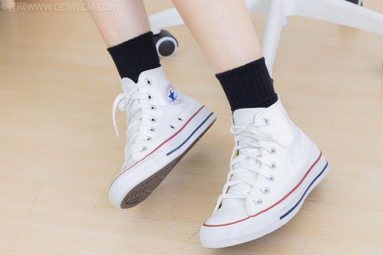 图片[2]-精选勿恋传媒 NO.2324 小竹-匡威帆布鞋、白棉袜、黑棉袜[94P]-草丛看图