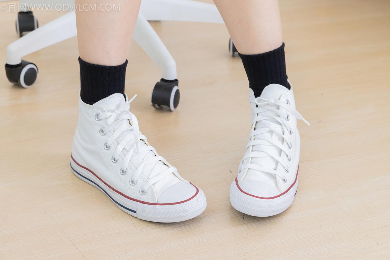 图片[3]-精选勿恋传媒 NO.2324 小竹-匡威帆布鞋、白棉袜、黑棉袜[94P]-草丛看图