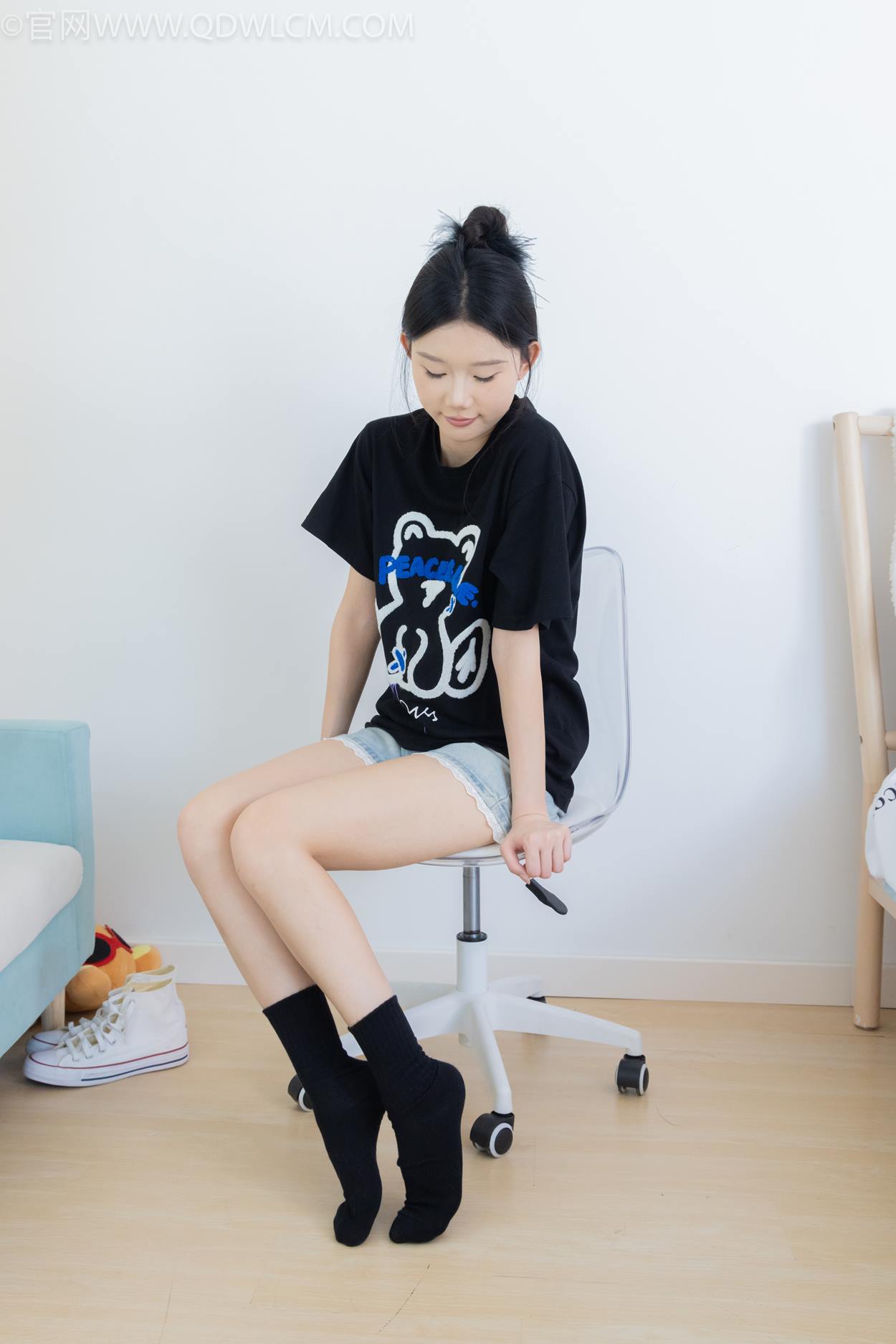 图片[5]-精选勿恋传媒 NO.2324 小竹-匡威帆布鞋、白棉袜、黑棉袜[94P]-草丛看图