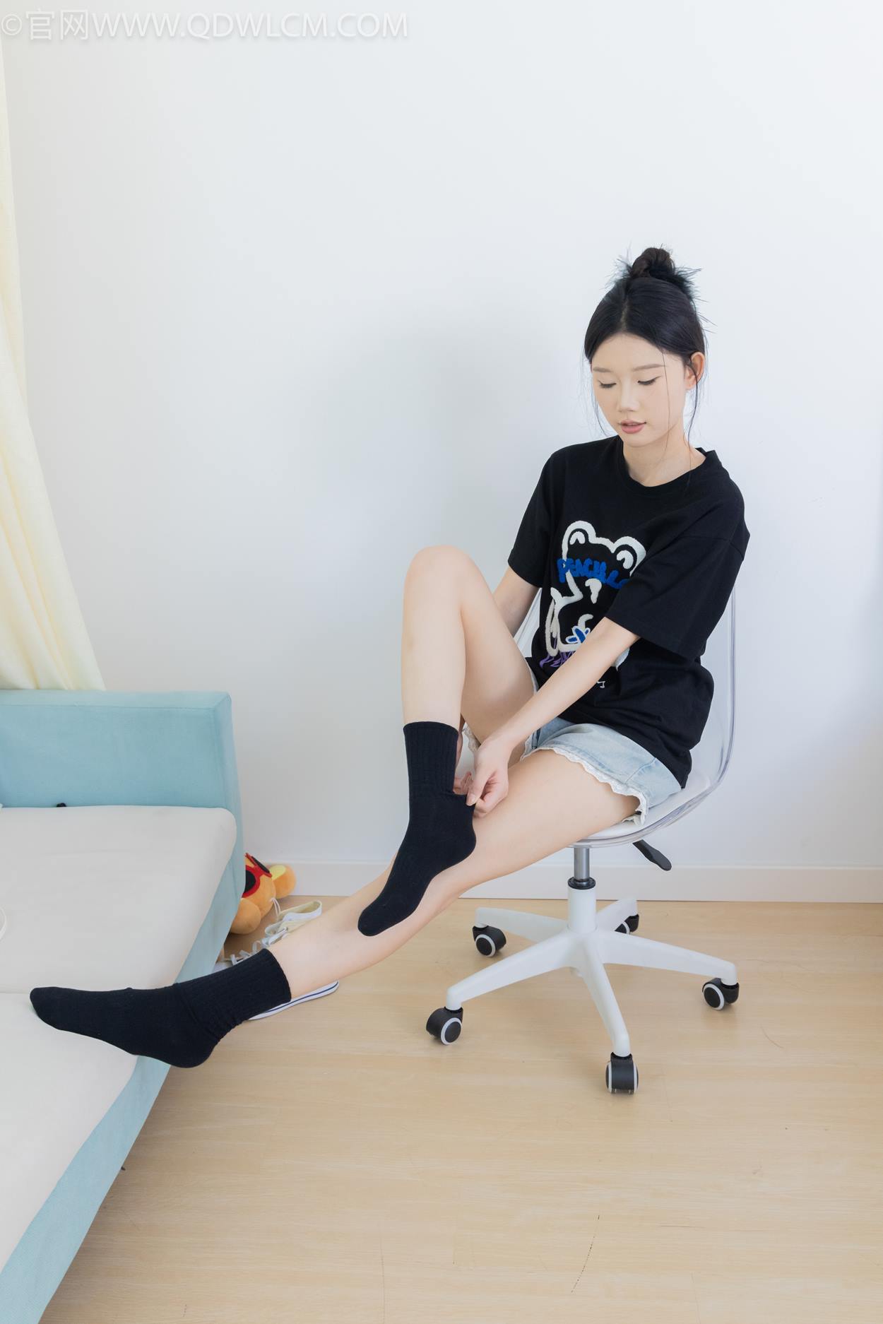 图片[7]-精选勿恋传媒 NO.2324 小竹-匡威帆布鞋、白棉袜、黑棉袜[94P]-草丛看图