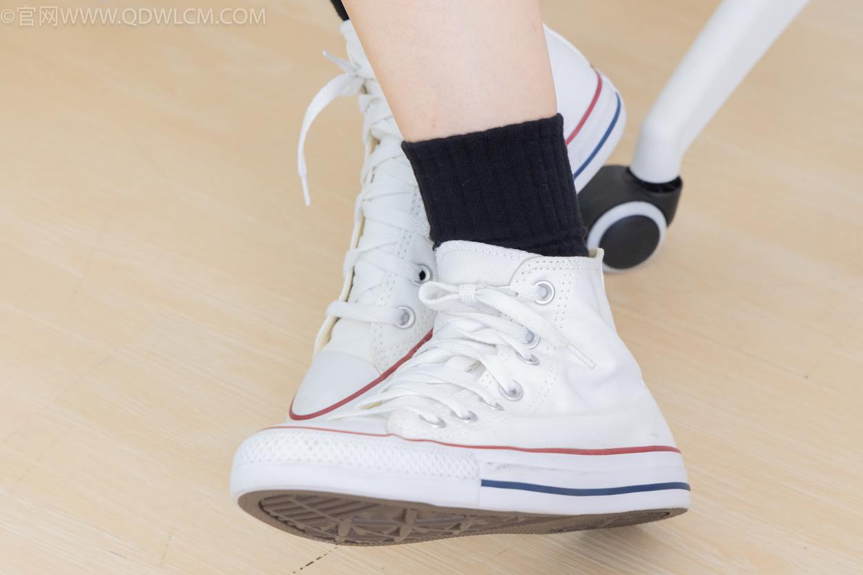 图片[1]-精选勿恋传媒 NO.2324 小竹-匡威帆布鞋、白棉袜、黑棉袜[94P]-草丛看图