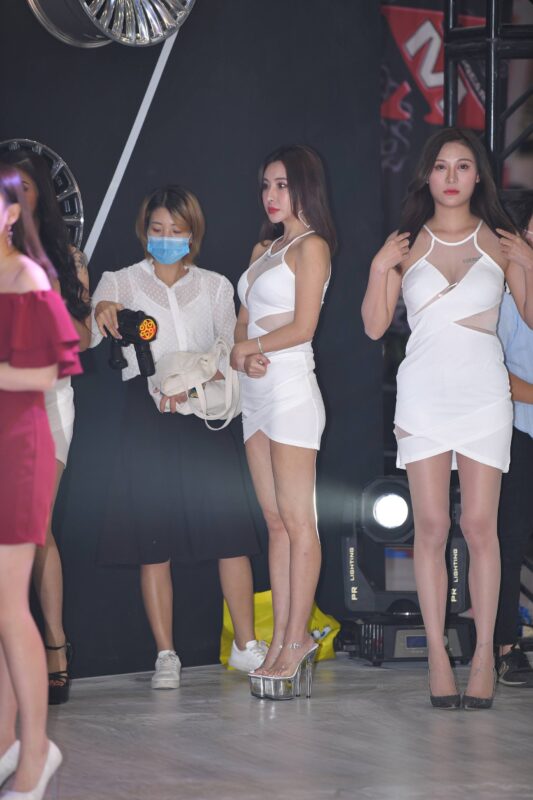 精选精选街拍作品 NO.1883 白裙丝袜模特[100P]-草丛看图