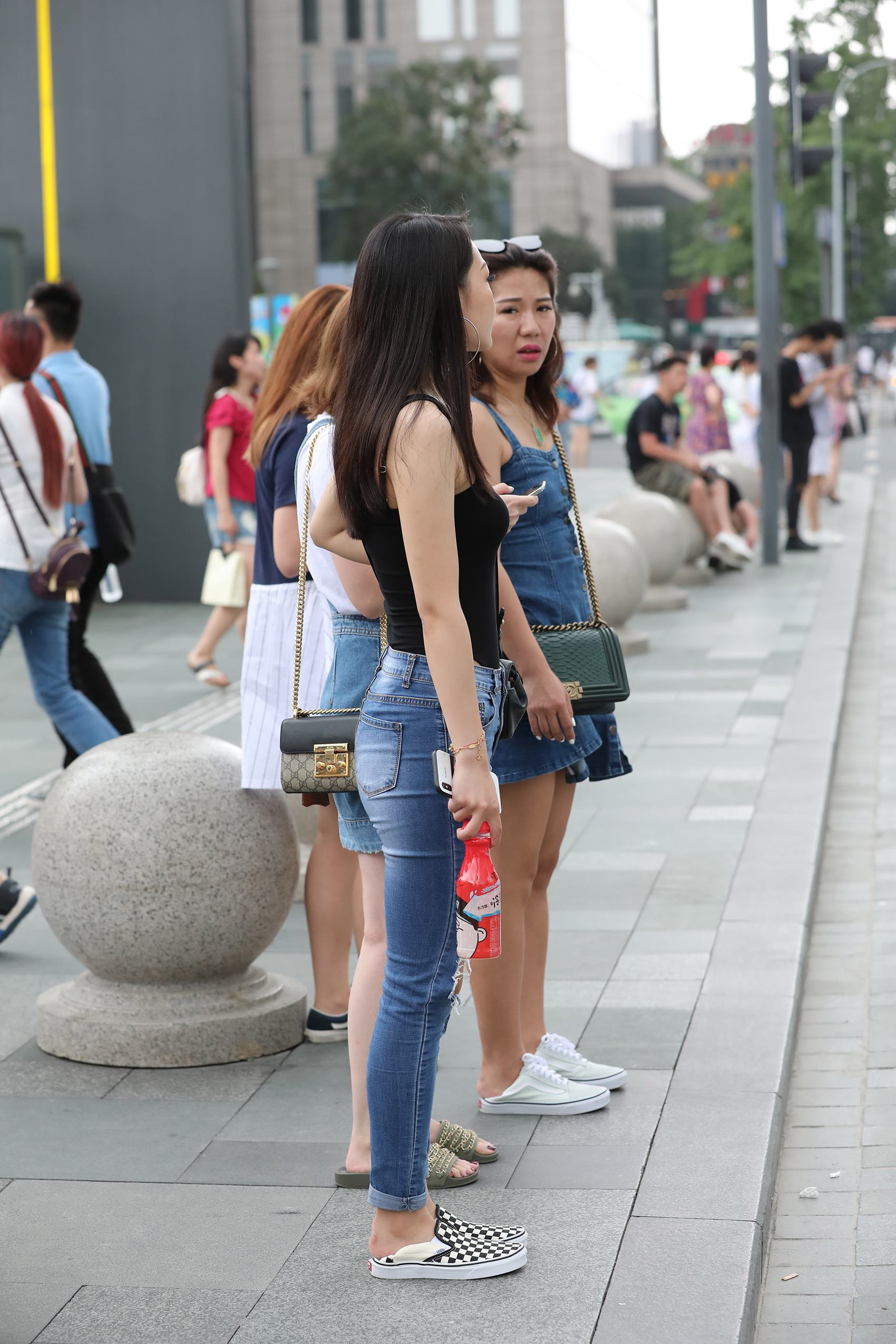 图片[3]-精选精选街拍作品 NO.1760 辉辉街拍作品 – 牛仔裤高叉衣美女小解解[25P]-草丛看图