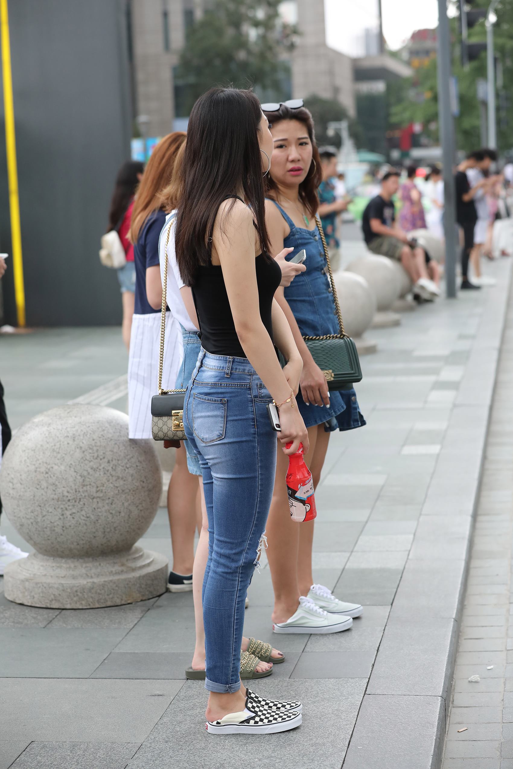 图片[4]-精选精选街拍作品 NO.1760 辉辉街拍作品 – 牛仔裤高叉衣美女小解解[25P]-草丛看图