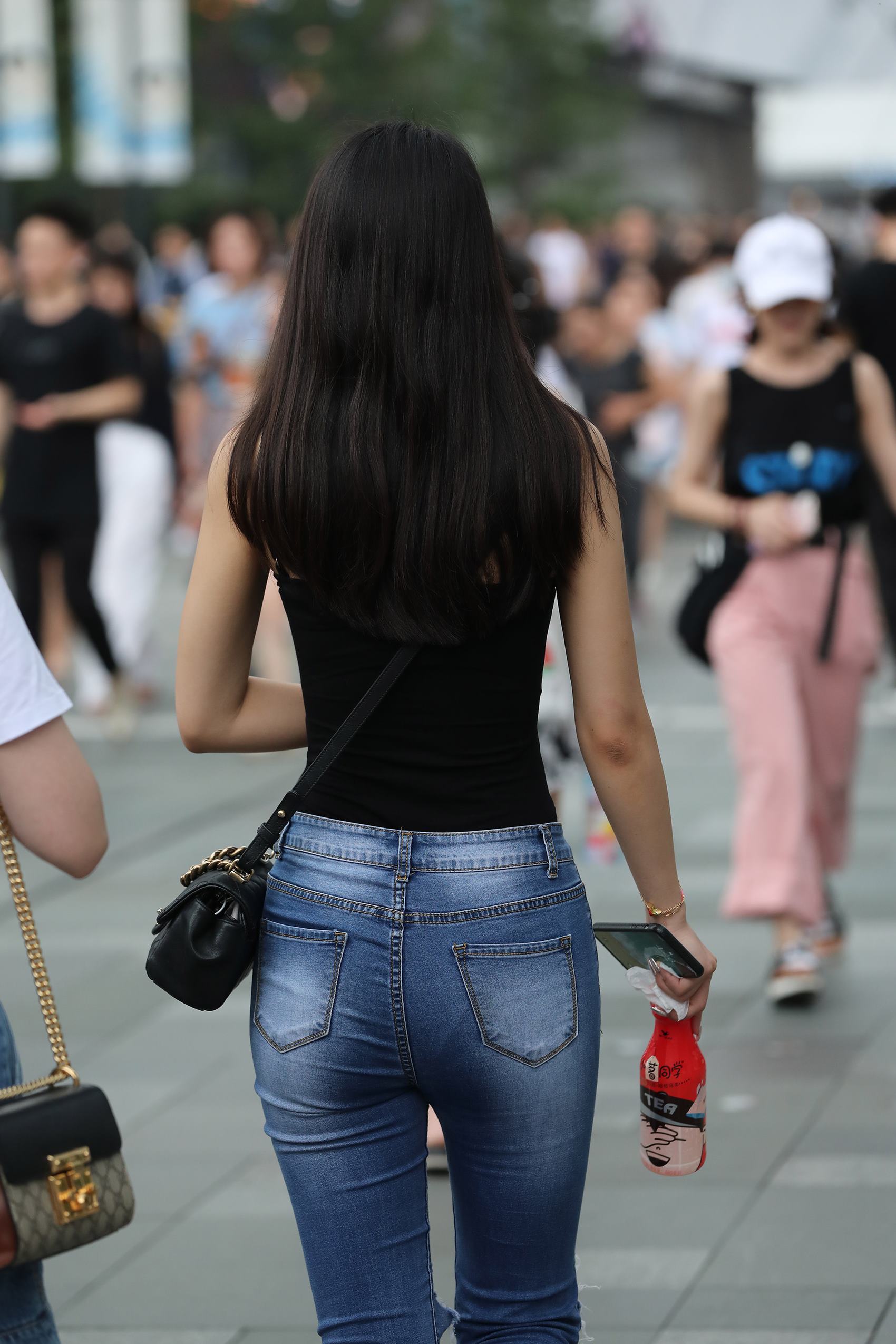 图片[1]-精选精选街拍作品 NO.1760 辉辉街拍作品 – 牛仔裤高叉衣美女小解解[25P]-草丛看图