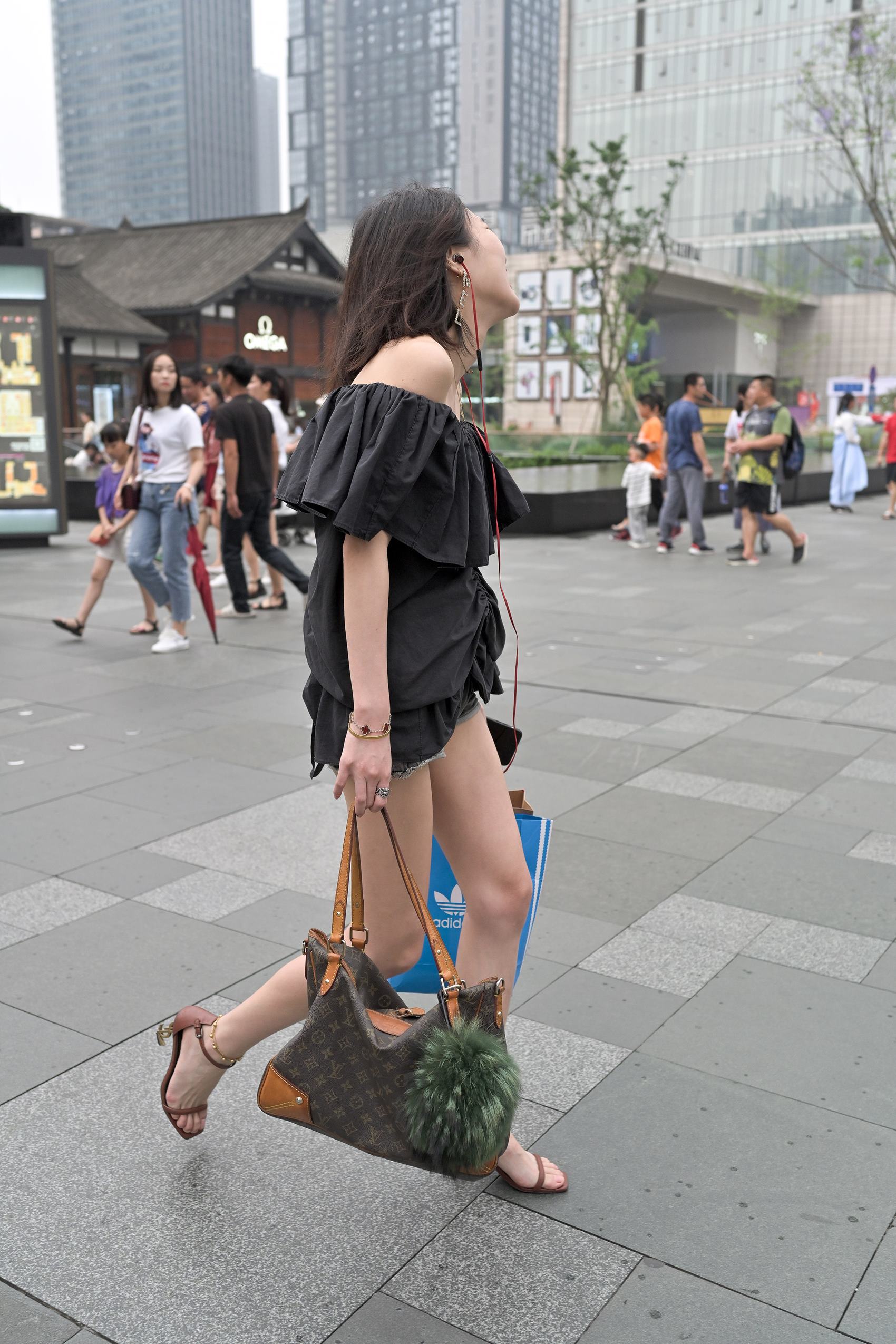 图片[2]-精选精选街拍作品 NO.1762 摄霸街拍作品 – 一字肩热裤高跟美女[32P]-草丛看图