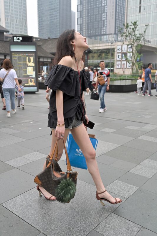 精选精选街拍作品 NO.1762 摄霸街拍作品 – 一字肩热裤高跟美女[32P]-草丛看图