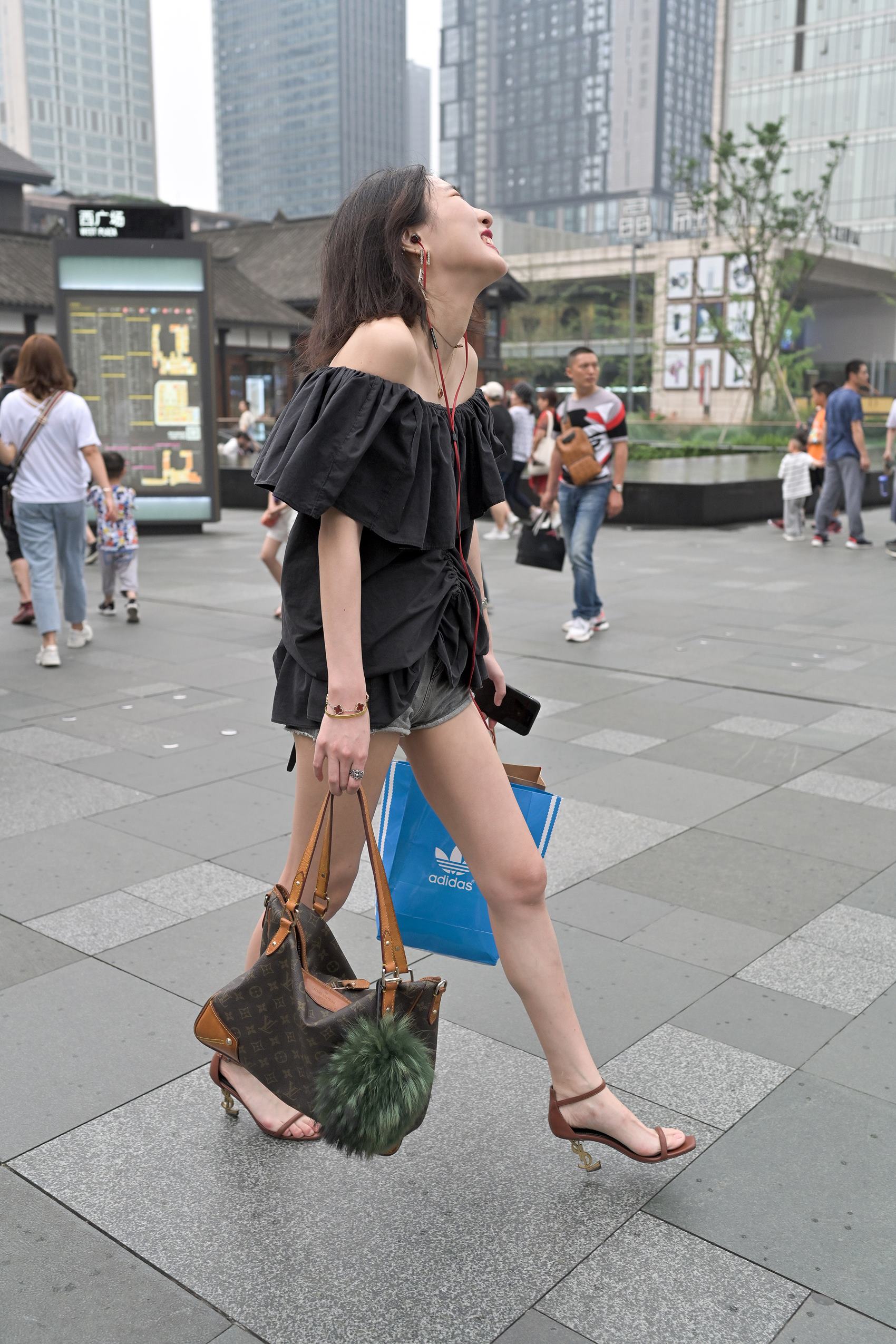 图片[1]-精选精选街拍作品 NO.1762 摄霸街拍作品 – 一字肩热裤高跟美女[32P]-草丛看图