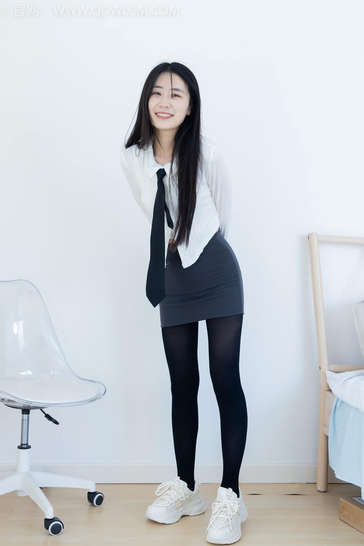 图片[3]-精选勿恋传媒 NO.2346 菜菜-运动鞋、厚黑丝、裸足[167P]-草丛看图