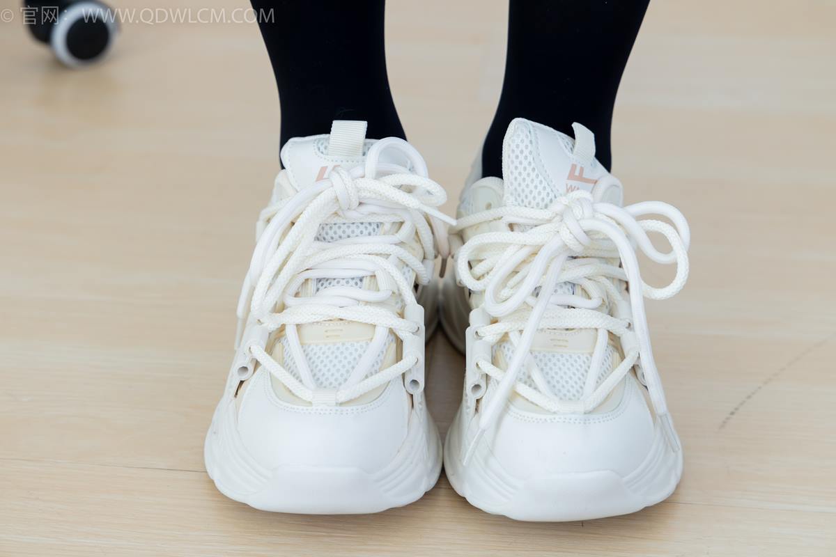 图片[4]-精选勿恋传媒 NO.2346 菜菜-运动鞋、厚黑丝、裸足[167P]-草丛看图