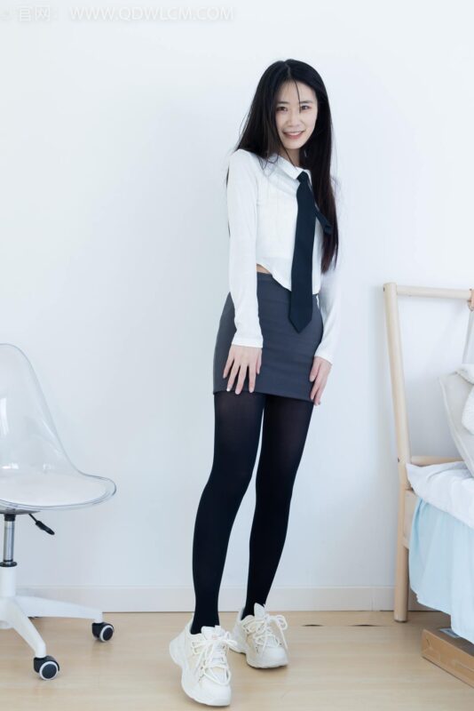 精选勿恋传媒 NO.2346 菜菜-运动鞋、厚黑丝、裸足[167P]-草丛看图