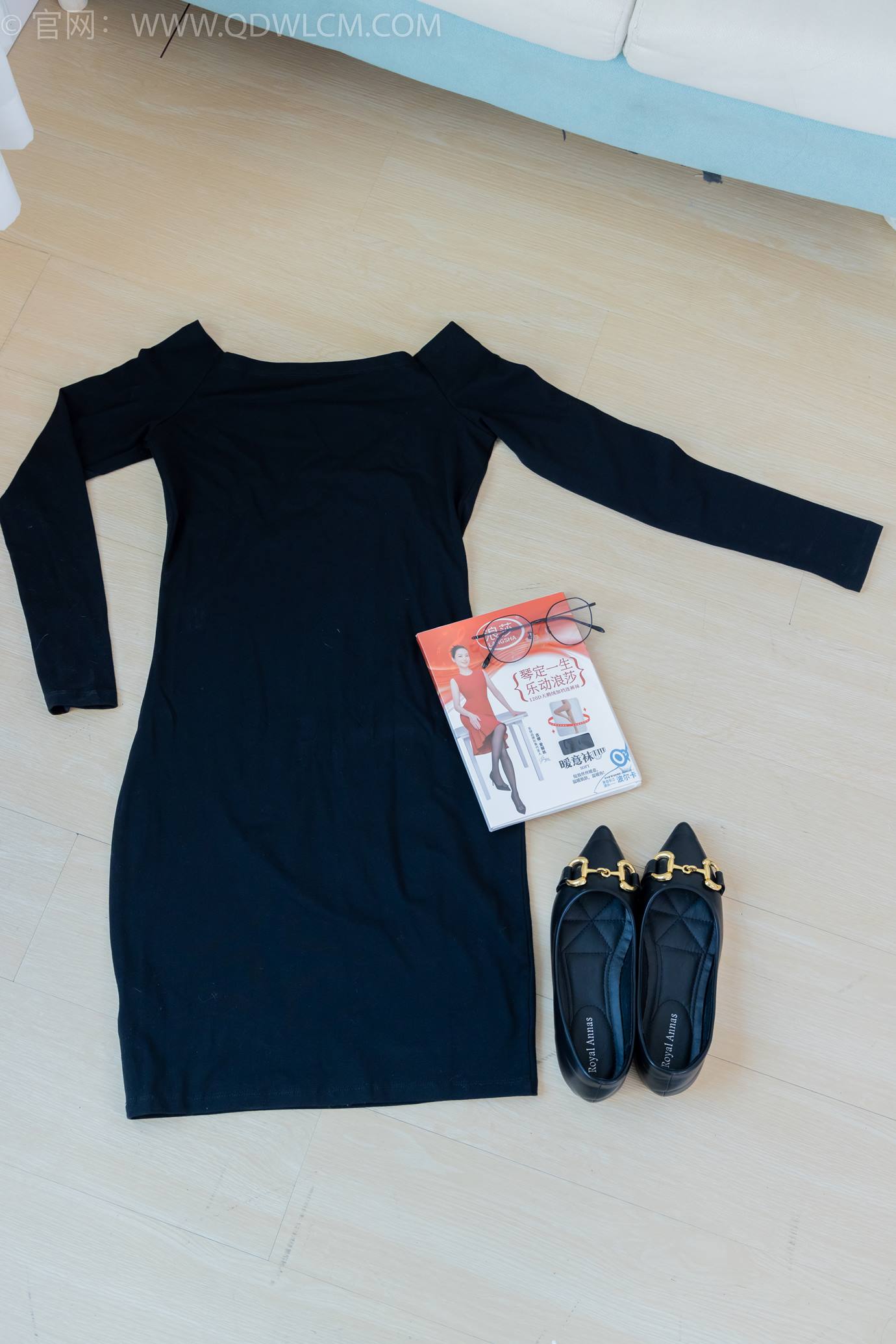 图片[1]-精选勿恋传媒 NO.2294 小新-平底鞋、厚黑丝、裸足[117P]-草丛看图