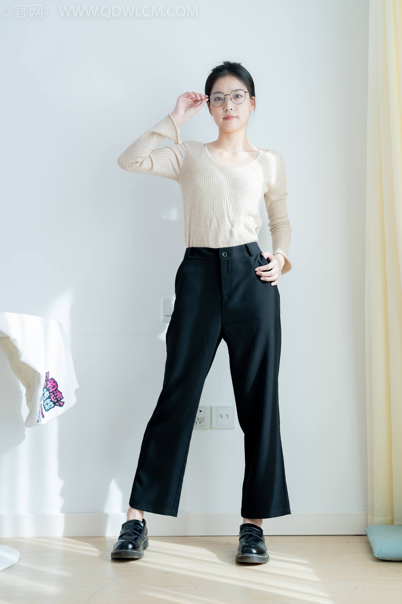 图片[2]-精选勿恋传媒 NO.2290 茯苓-板鞋、皮鞋、白船袜、黑棉袜、皮筋绑脚老头乐挠脚剧情[150P]-草丛看图