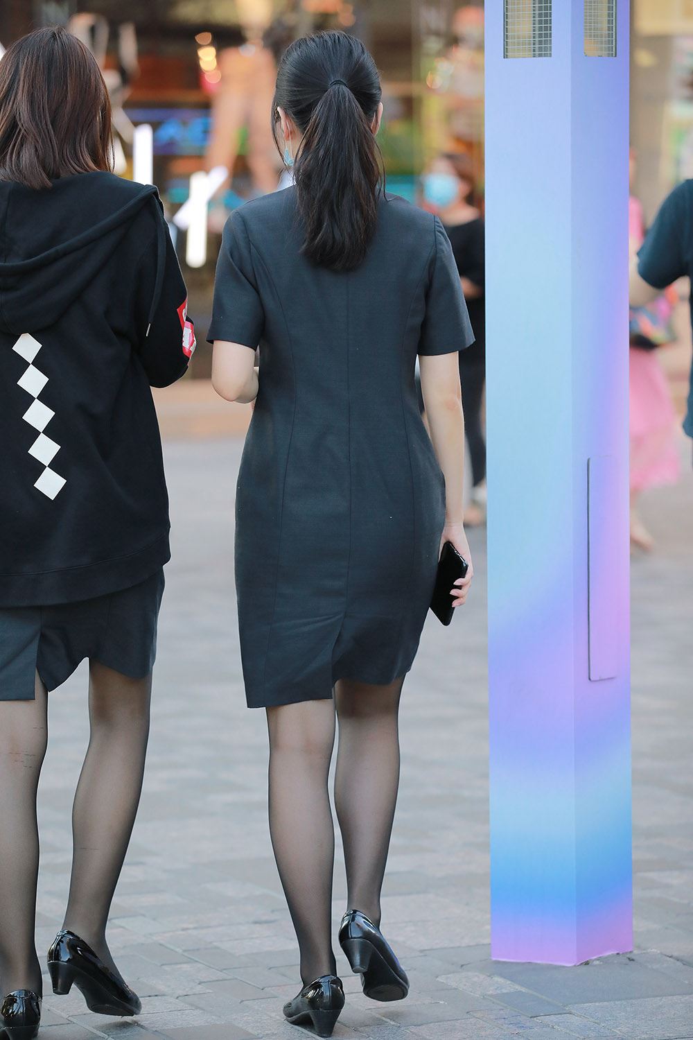 图片[2]-精选精选街拍作品 NO.1682 四九城嘎子街拍作品 – 阳光下的黑丝店员[67P]-草丛看图