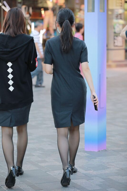 精选精选街拍作品 NO.1682 四九城嘎子街拍作品 – 阳光下的黑丝店员[67P]-草丛看图