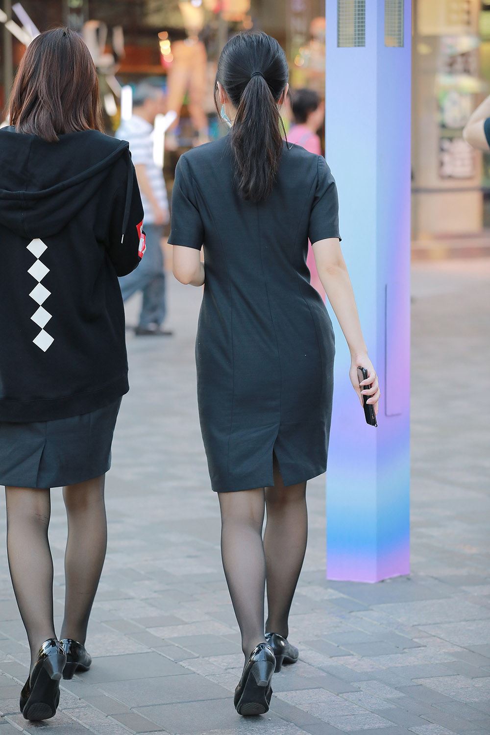 图片[1]-精选精选街拍作品 NO.1682 四九城嘎子街拍作品 – 阳光下的黑丝店员[67P]-草丛看图