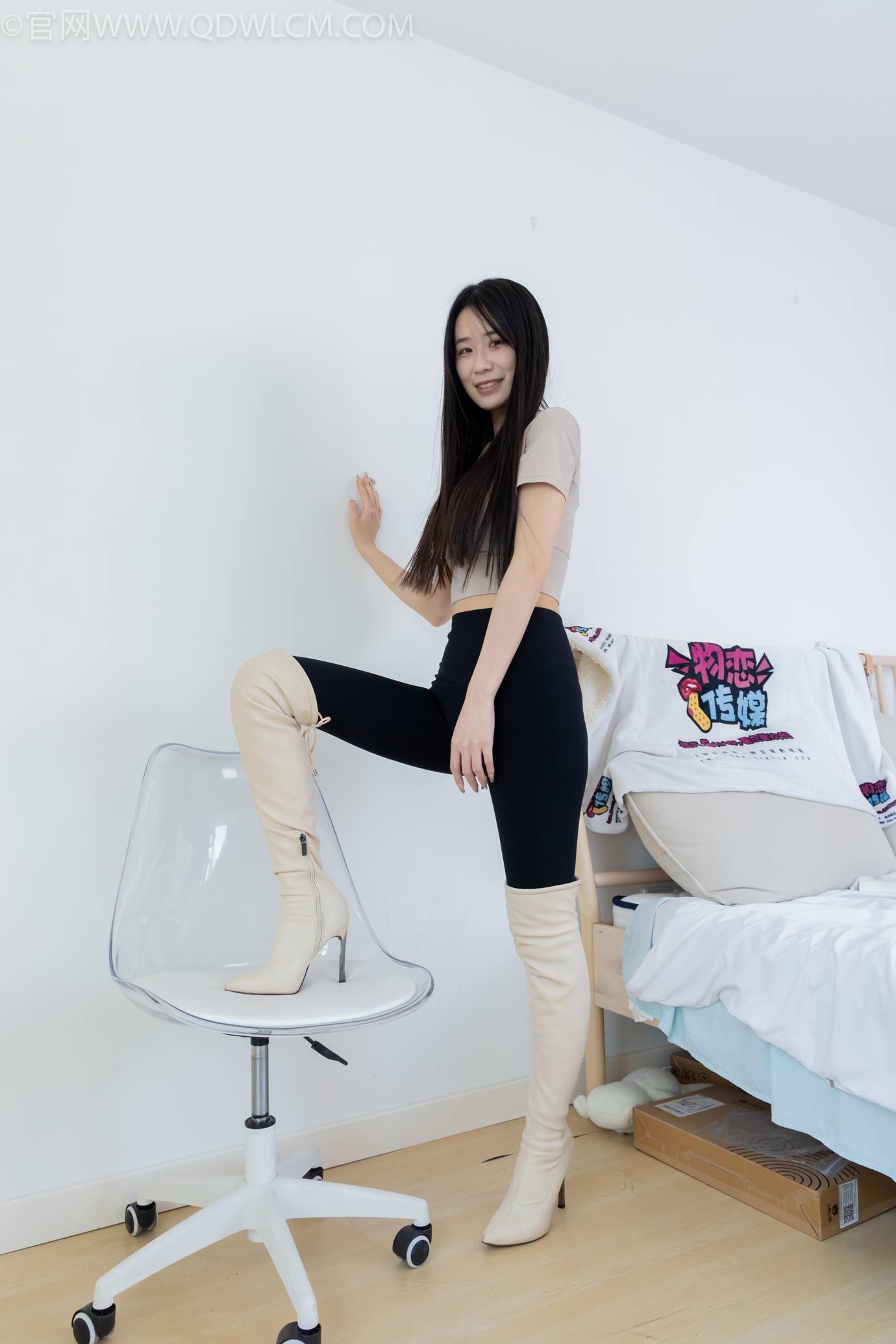 图片[2]-精选勿恋传媒 NO.2305 菜菜-高跟长靴、短白棉袜、裸足[152P]-草丛看图