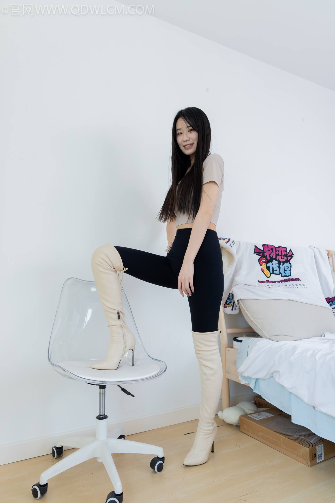 图片[3]-精选勿恋传媒 NO.2305 菜菜-高跟长靴、短白棉袜、裸足[152P]-草丛看图