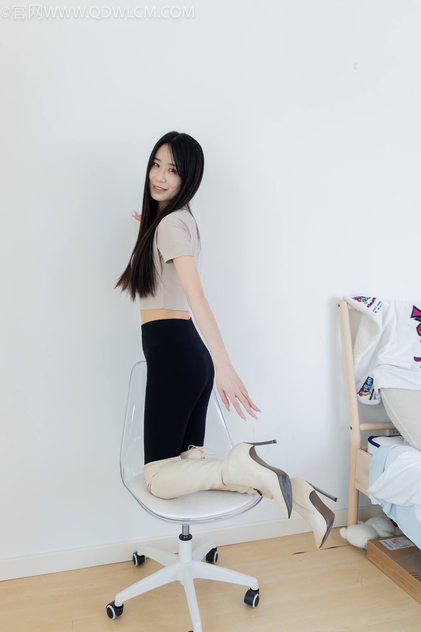 图片[4]-精选勿恋传媒 NO.2305 菜菜-高跟长靴、短白棉袜、裸足[152P]-草丛看图