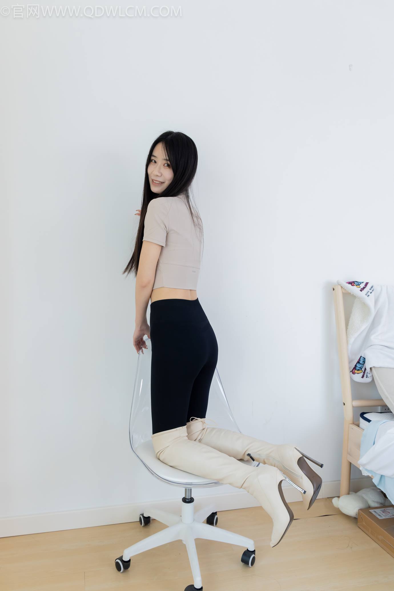 图片[6]-精选勿恋传媒 NO.2305 菜菜-高跟长靴、短白棉袜、裸足[152P]-草丛看图