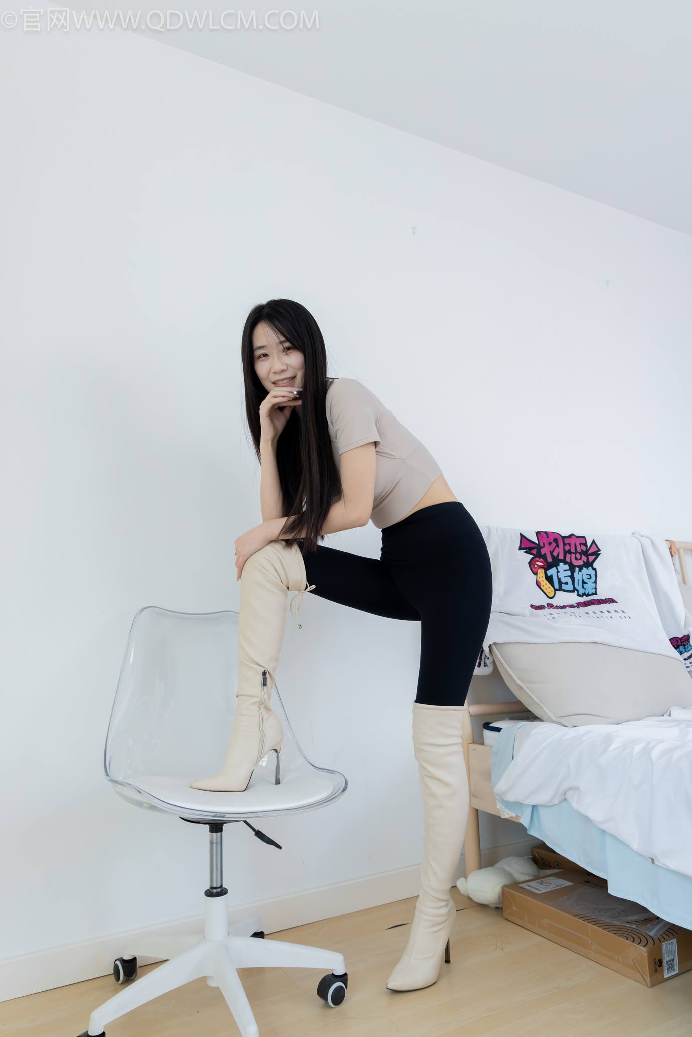 图片[1]-精选勿恋传媒 NO.2305 菜菜-高跟长靴、短白棉袜、裸足[152P]-草丛看图