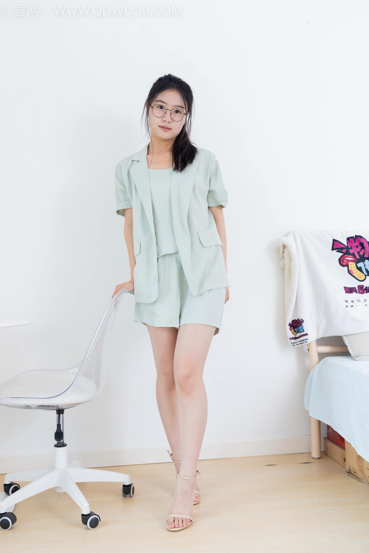 图片[2]-精选勿恋传媒 NO.2384 芋头-三双高跟鞋、薄肉丝、裸足[104P]-草丛看图