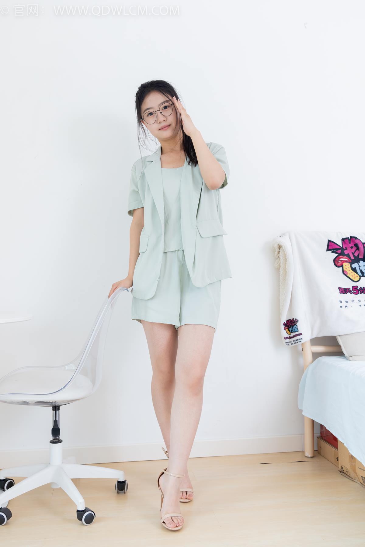 图片[1]-精选勿恋传媒 NO.2384 芋头-三双高跟鞋、薄肉丝、裸足[104P]-草丛看图