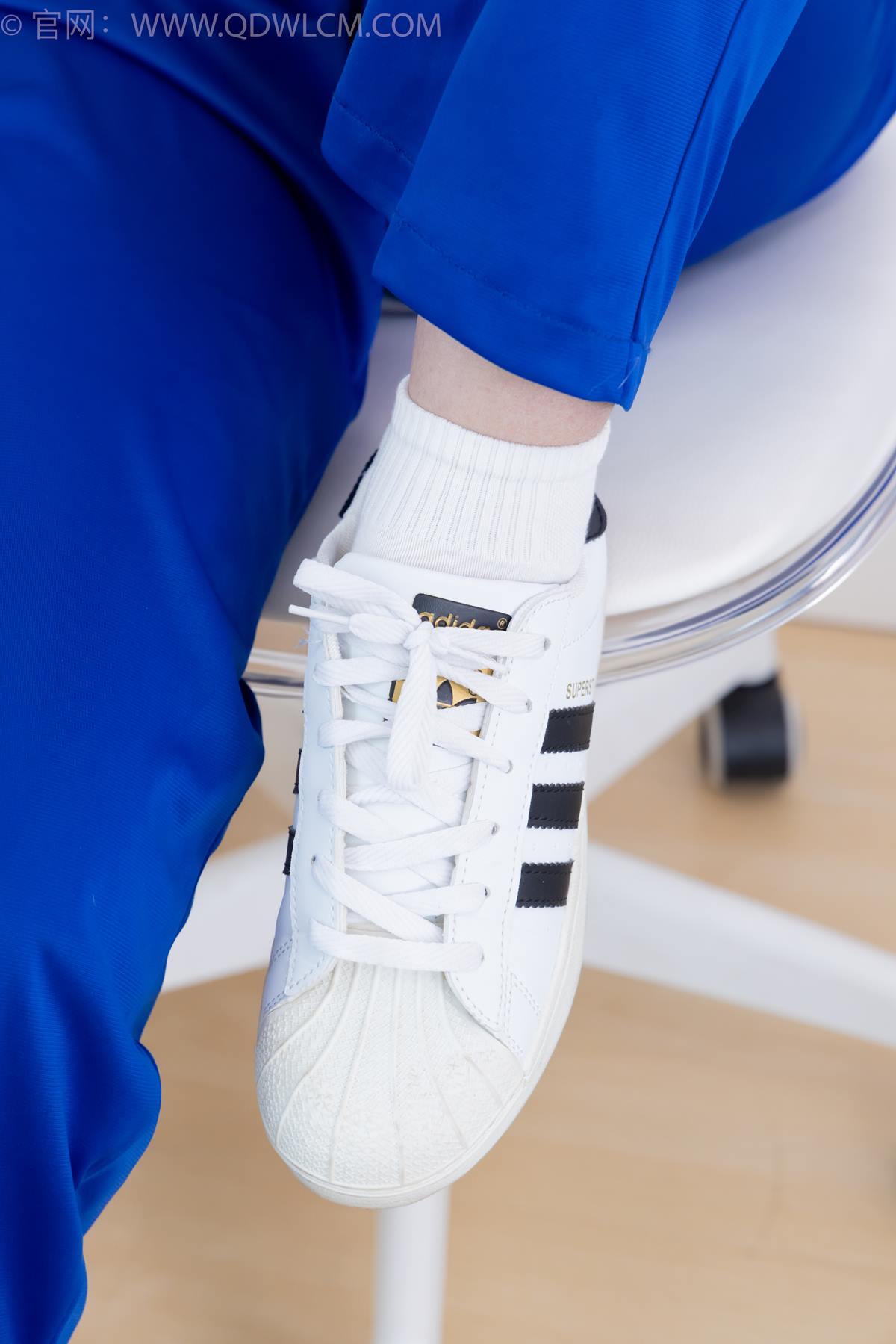 图片[2]-精选勿恋传媒 NO.2368 芋头-板鞋、白棉袜、裸足[126P]-草丛看图