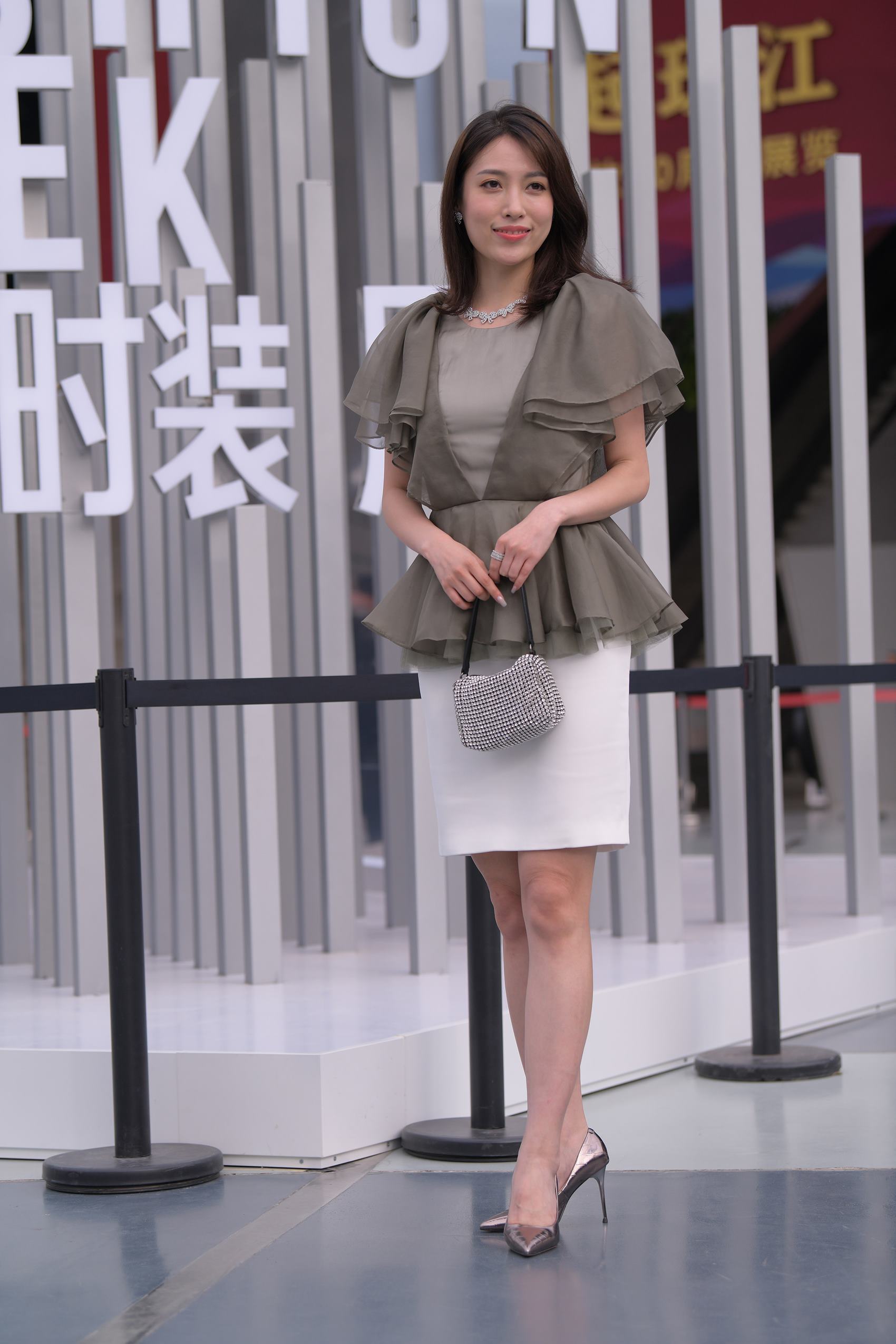 图片[2]-精选精选街拍作品 NO.1798 视觉冲击街拍作品 – 美腿镁足的高层女主管[76P]-草丛看图