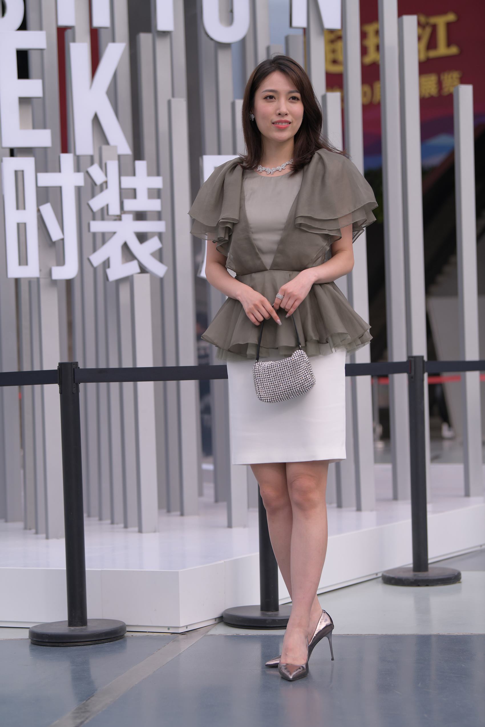 图片[3]-精选精选街拍作品 NO.1798 视觉冲击街拍作品 – 美腿镁足的高层女主管[76P]-草丛看图