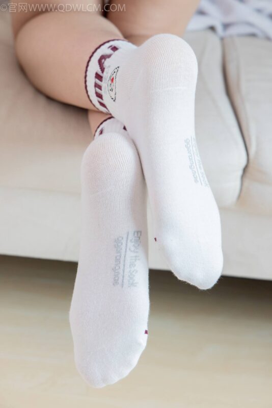 精选勿恋传媒 NO.2309 婷婷-高跟长靴、白棉袜、裸足[137P]-草丛看图