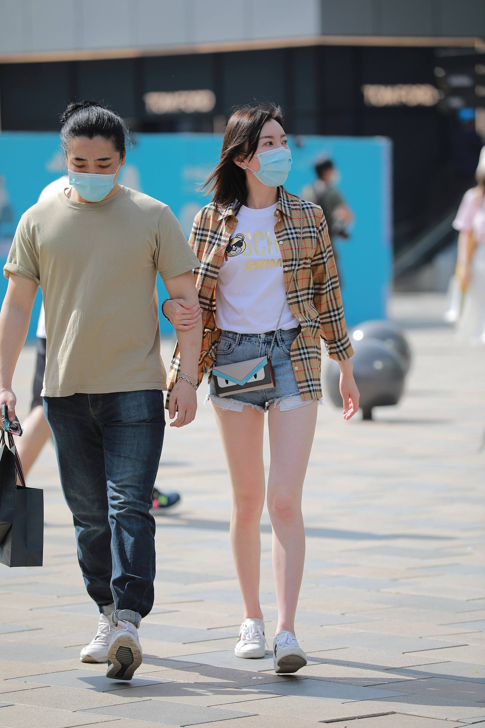 图片[7]-精选精选街拍作品 NO.1804 玻璃街拍作品 – 热裤长腿女友[32P]-草丛看图