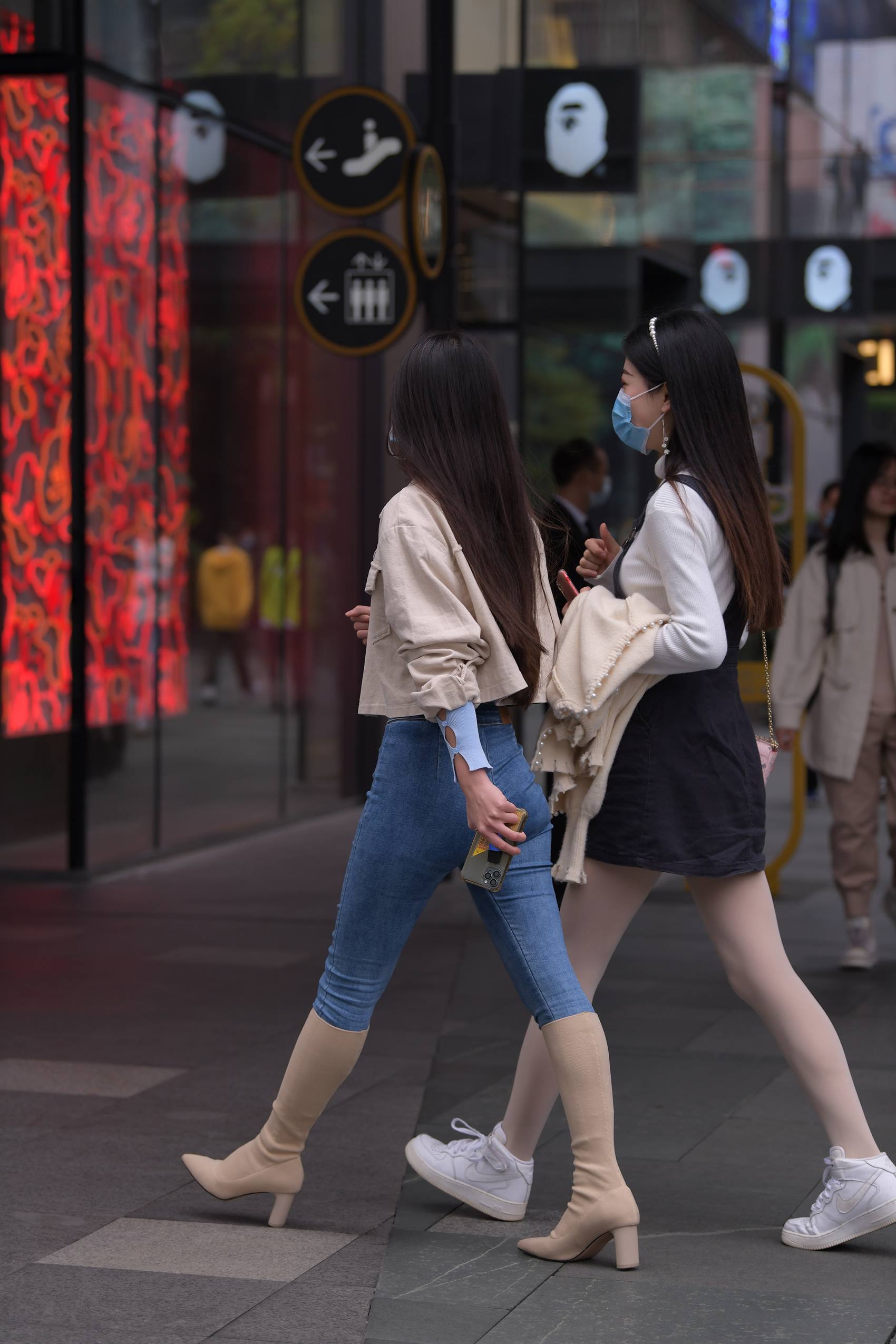 图片[4]-精选精选街拍作品 NO.1809 视觉冲击街拍作品 – 身材不错的紧牛小解解[80P]-草丛看图