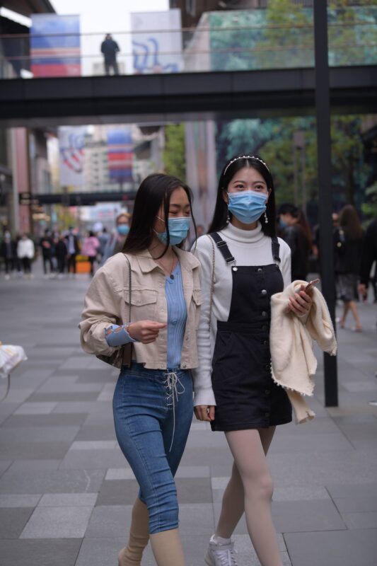 精选精选街拍作品 NO.1809 视觉冲击街拍作品 – 身材不错的紧牛小解解[80P]-草丛看图