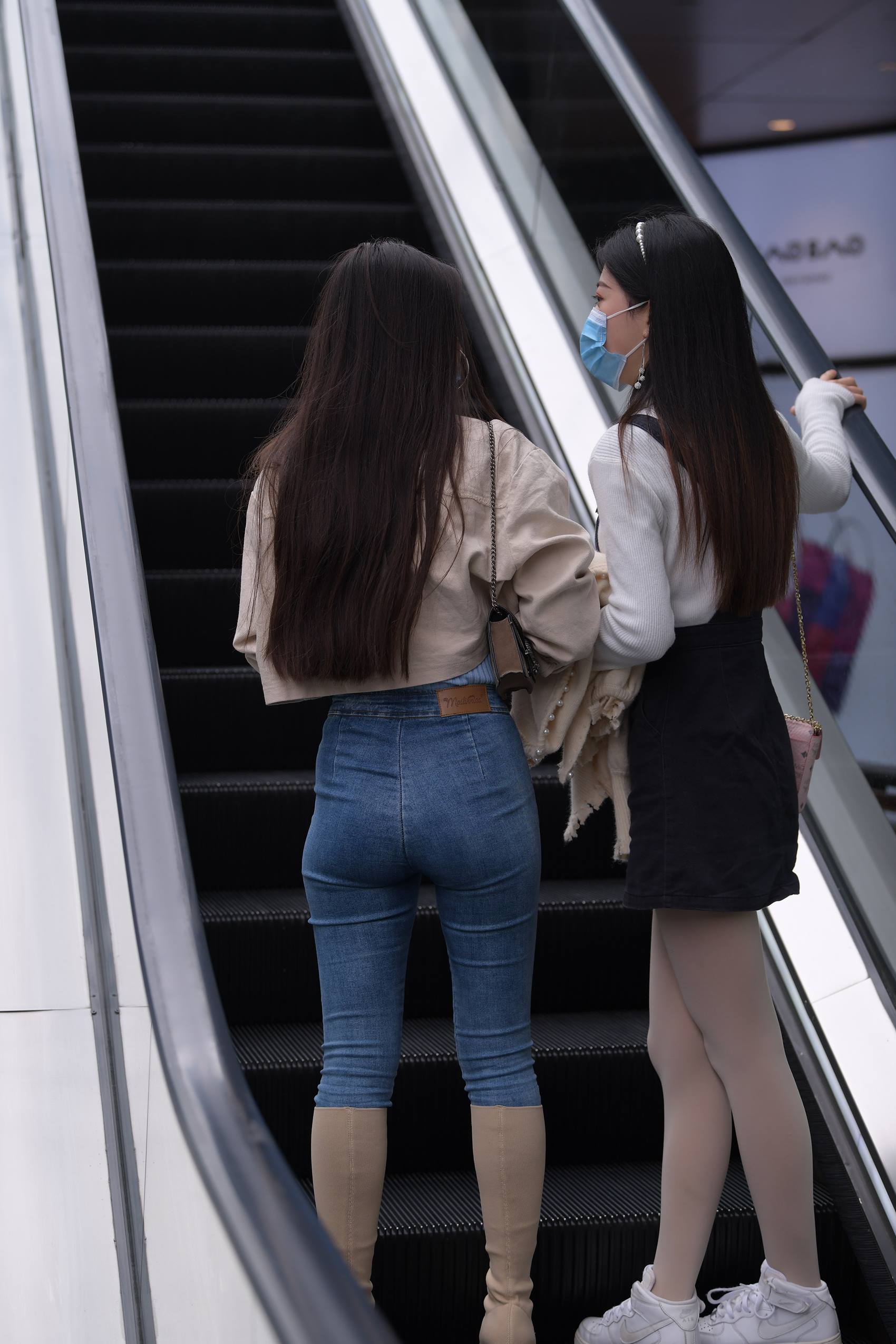 图片[8]-精选精选街拍作品 NO.1809 视觉冲击街拍作品 – 身材不错的紧牛小解解[80P]-草丛看图