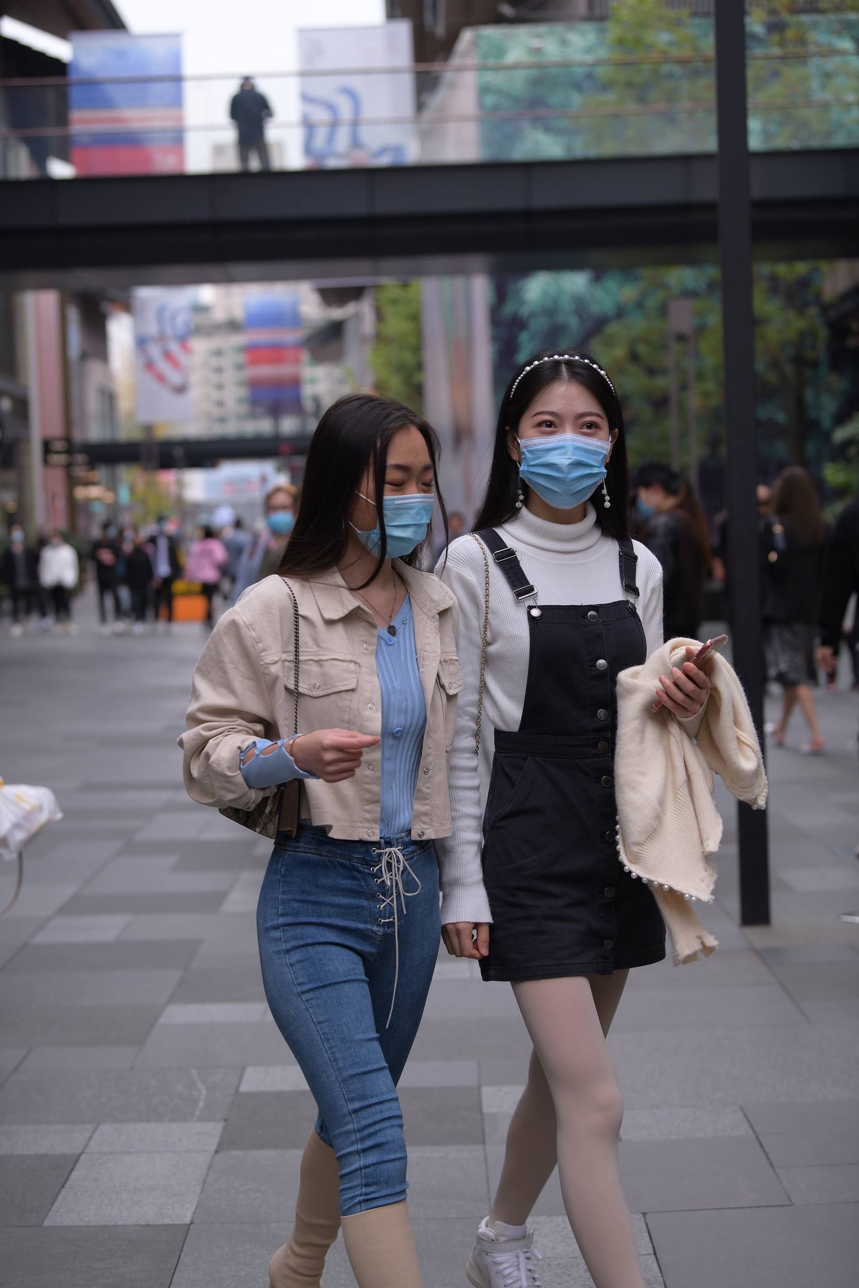 图片[1]-精选精选街拍作品 NO.1809 视觉冲击街拍作品 – 身材不错的紧牛小解解[80P]-草丛看图