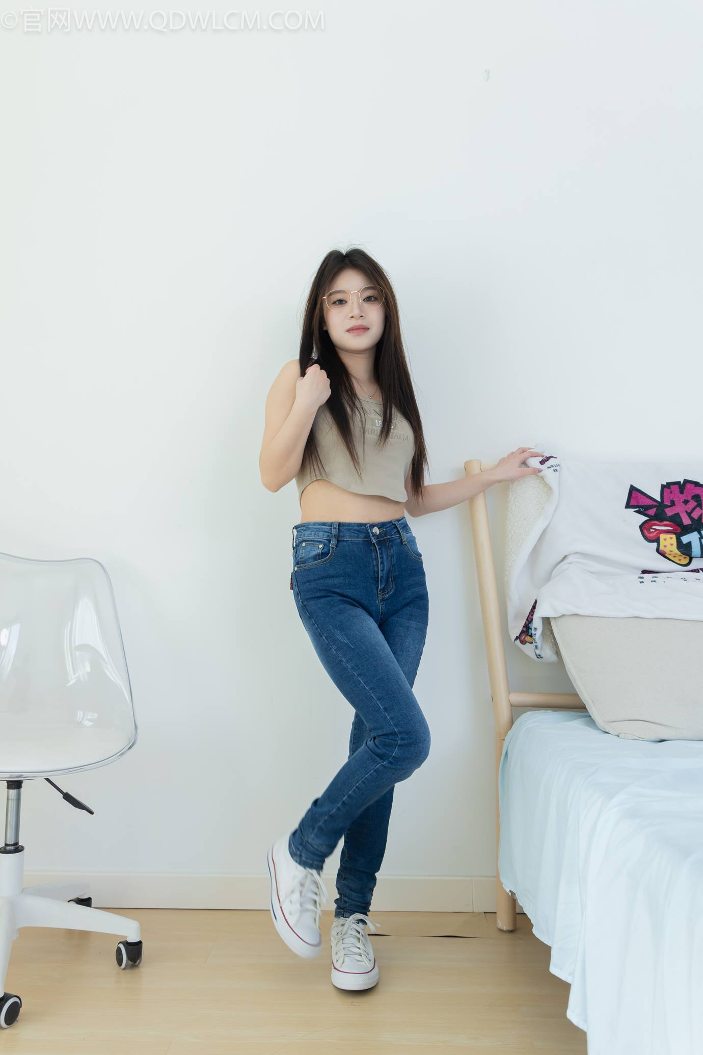 图片[2]-精选勿恋传媒 NO.2303 闪闪-帆布鞋、短黑丝（脚尖加固款）、自然穿着白棉袜、裸足[128P]-草丛看图