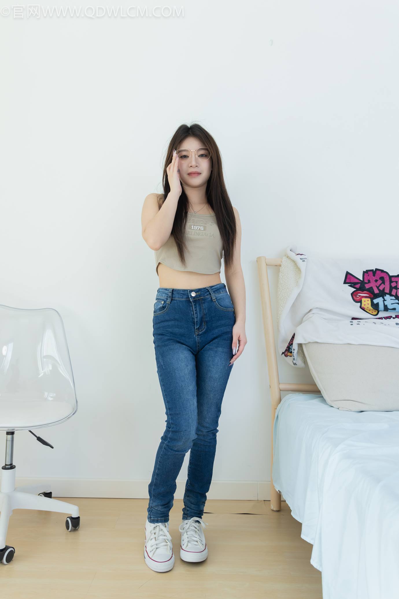 图片[3]-精选勿恋传媒 NO.2303 闪闪-帆布鞋、短黑丝（脚尖加固款）、自然穿着白棉袜、裸足[128P]-草丛看图