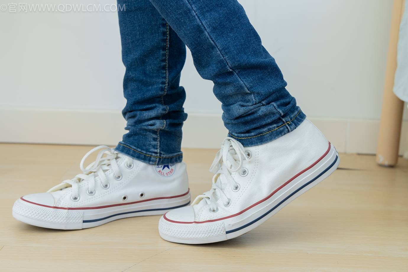 图片[4]-精选勿恋传媒 NO.2303 闪闪-帆布鞋、短黑丝（脚尖加固款）、自然穿着白棉袜、裸足[128P]-草丛看图