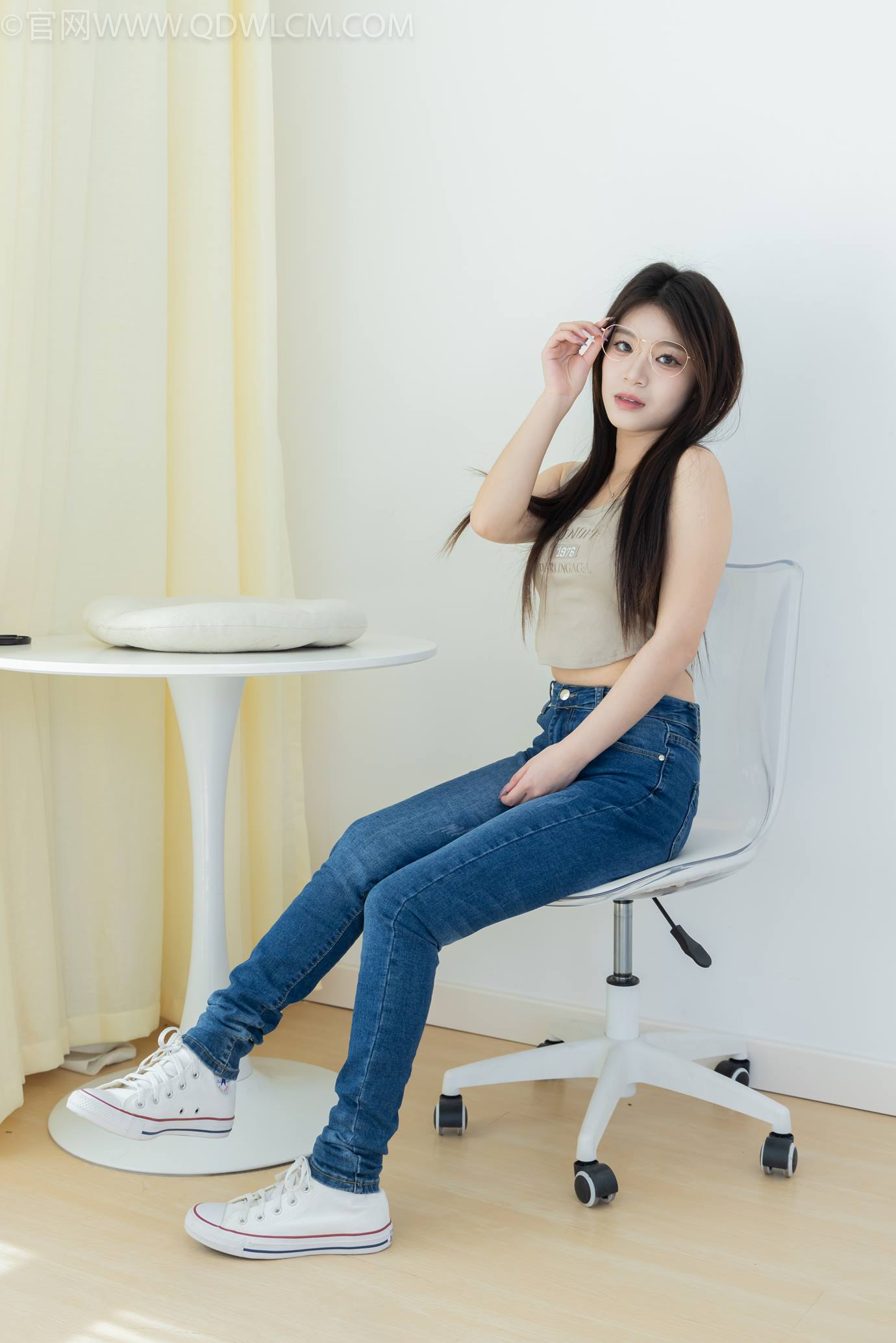 图片[5]-精选勿恋传媒 NO.2303 闪闪-帆布鞋、短黑丝（脚尖加固款）、自然穿着白棉袜、裸足[128P]-草丛看图