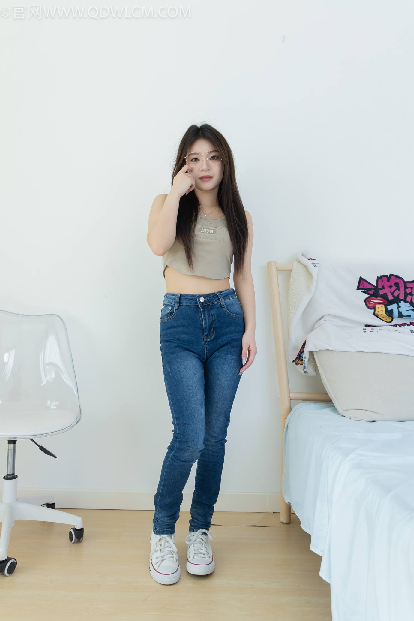 图片[1]-精选勿恋传媒 NO.2303 闪闪-帆布鞋、短黑丝（脚尖加固款）、自然穿着白棉袜、裸足[128P]-草丛看图